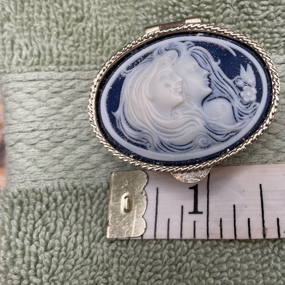 NWOT unused cabachon style top on goldtone metal pill box- firm price - Picture 2 of 4